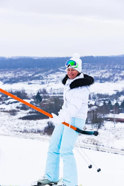 Une femme skiant dans une station de montagne sur un téléski — Photo