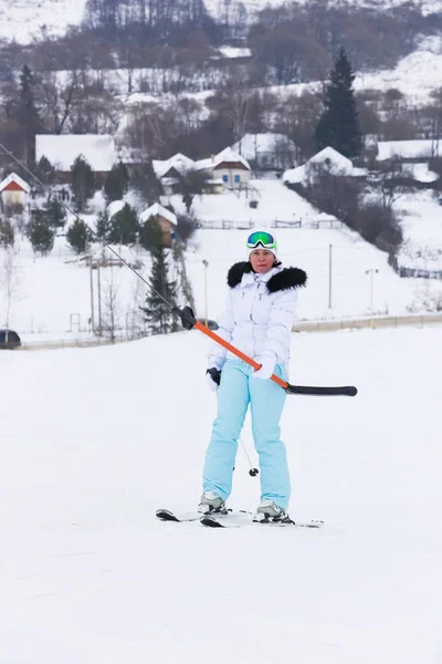 Een vrouw die een bergresort skiën op een skilift — Stockfoto