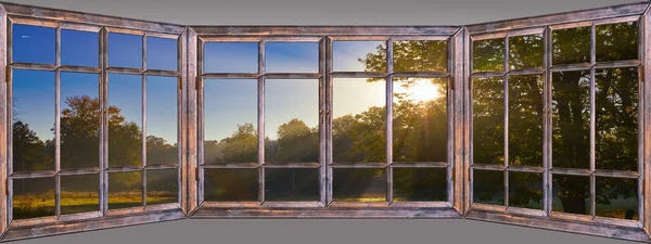 Открытое окно облачное солнце — стоковое фото