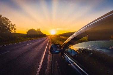 bir yol araba gün batımı