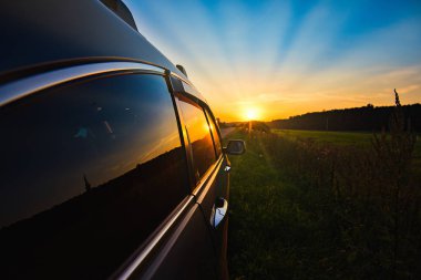bir yol araba gün batımı