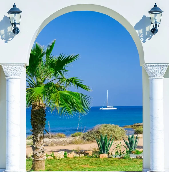 Puerta abierta de madera arco salida a la playa caribeña dominicana repu —  Fotos de Stock