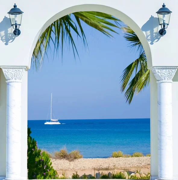 Porta aberta de madeira arco de saída para a praia caribe repu dominicana — Fotografia de Stock