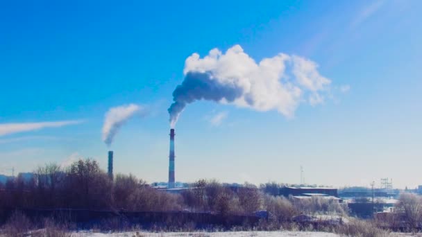 青空生態泥温室効果を背景に冬の凍るような煙突工場からの煙します — ストック動画