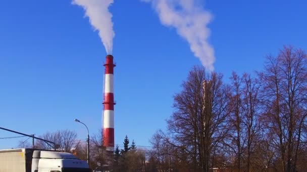 青空生態泥温室効果を背景に冬の凍るような煙突工場からの煙します — ストック動画