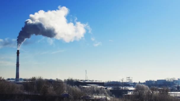 Fum Fabrică Coș Fum Înghețat Timpul Iernii Fundal Cer Albastru — Videoclip de stoc