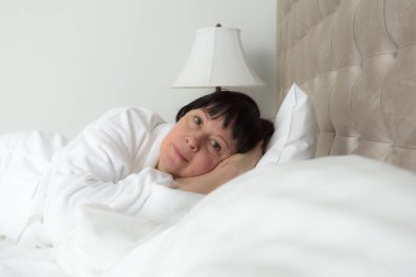 esmer kadın yatakta