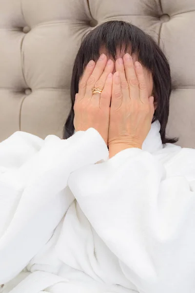 Brunetă femeie în pat — Fotografie, imagine de stoc
