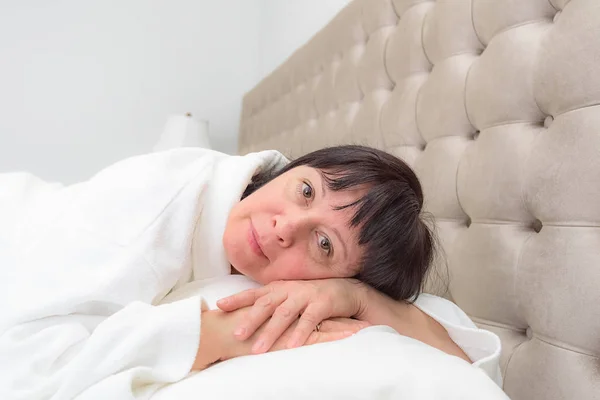 ベッドのブルネットの女性 — ストック写真