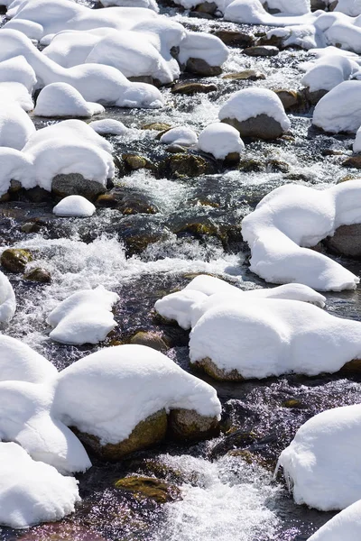 Dağ nehir kar — Stok fotoğraf