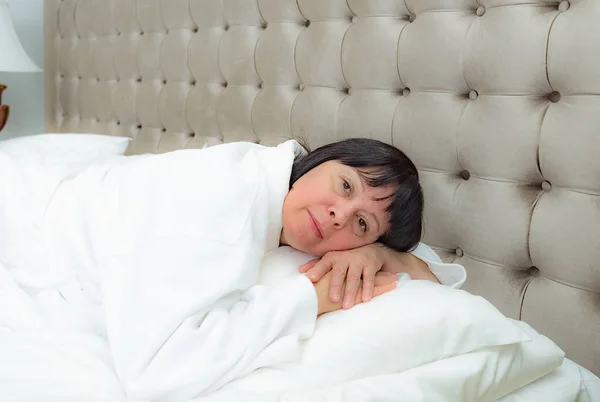 Femme se trouve dans le lit — Photo