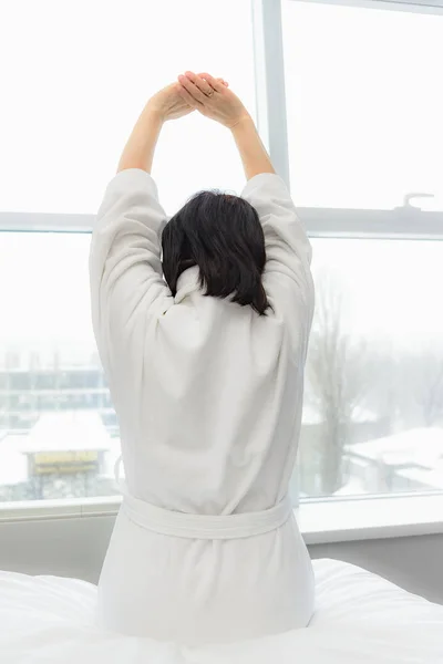 La femme est allongée dans son lit — Photo