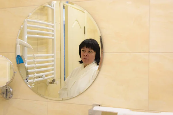 Femme dans la salle de bain avec sèche-cheveux — Photo
