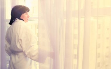 Pencere kenarındaki kadın güneş ışığı