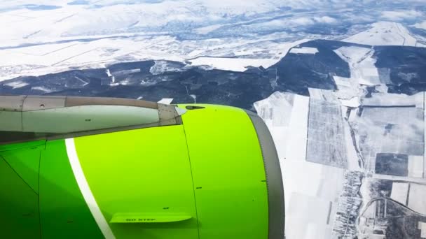 Schöne Landschaft Aus Dem Bullauge Eines Passagierflugzeugflügels Mit Triebwerk — Stockvideo