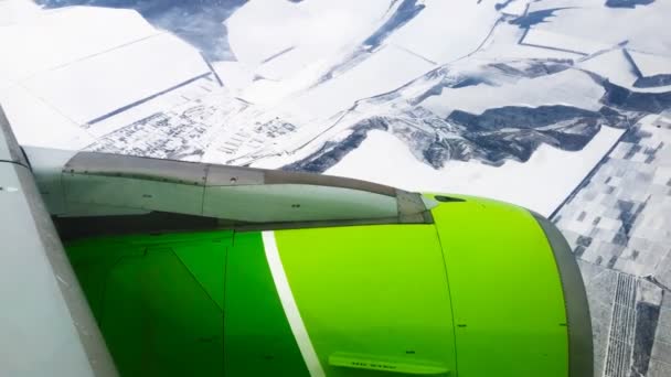 Schöne Landschaft Aus Dem Bullauge Eines Passagierflugzeugflügels Mit Triebwerk — Stockvideo