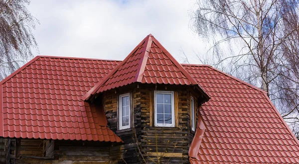 Дом с двускатным окном на крыше — стоковое фото