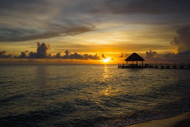 Karayipler rıhtımının tropikal gün batımı manzarası