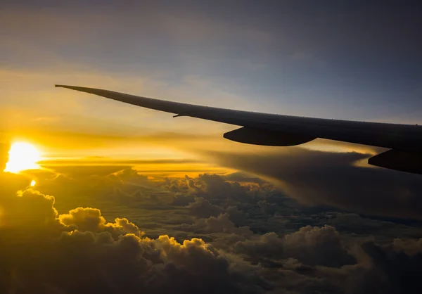 Ala del avión amanecer — Foto de Stock