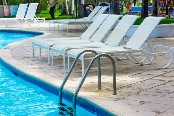 Salão de chaise à beira da piscina — Fotografia de Stock