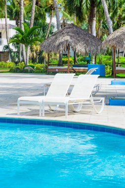 havuz kenarında şezlong