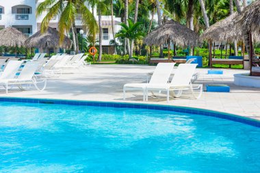 havuz kenarında şezlong