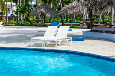 havuz kenarında şezlong