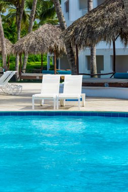 havuz kenarında şezlong