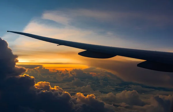 Ala del avión amanecer — Foto de Stock