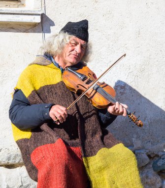 Eski sokak müzisyeni kemancı.