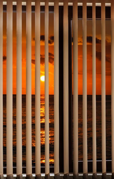 Vista da janela do por do sol com persianas — Fotografia de Stock