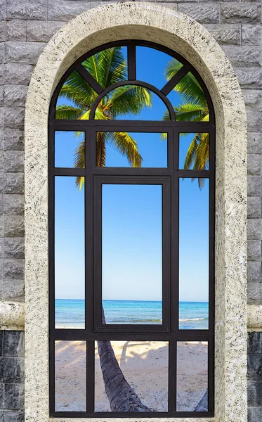 Høyt vindu med sjøutsikt – stockfoto