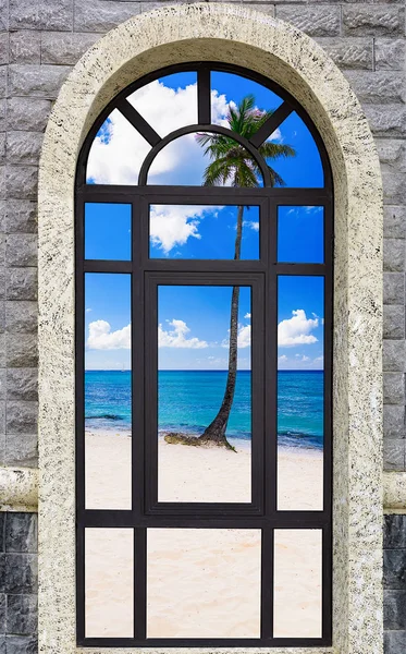 Высокое окно с видом на море — стоковое фото