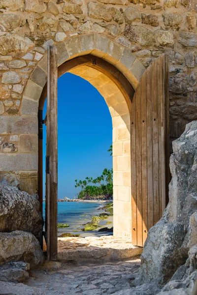 Arch in the fortress natural landscape — Stock Photo, Image