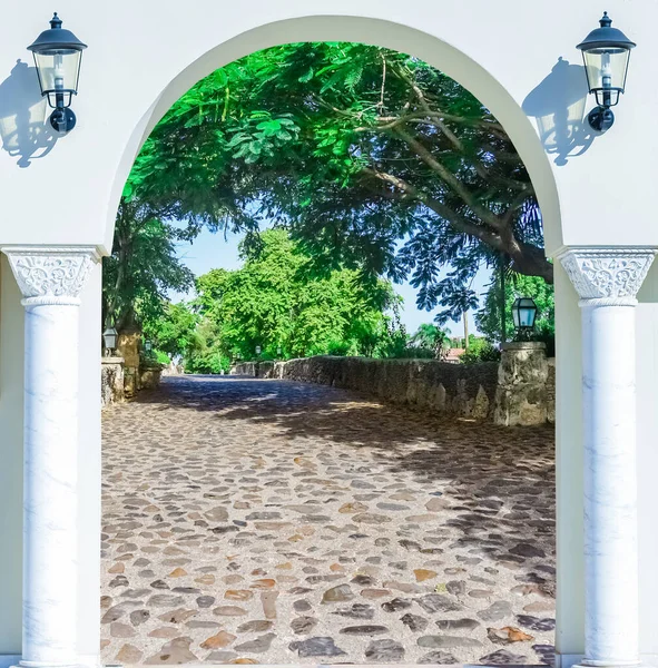 Arch door on the  alley — Stock Photo, Image