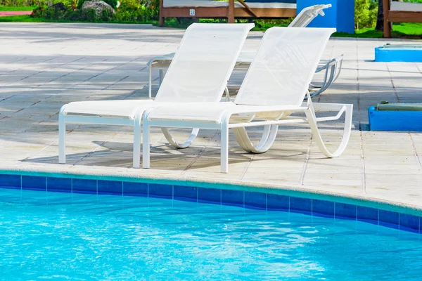 Chaise longue au bord de la piscine — Photo