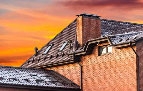 Casa con una ventana de techo a dos aguas —  Fotos de Stock