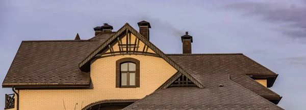 Hus med gavel takfönster — Stockfoto