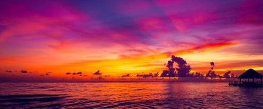 Karayipler rıhtımının tropikal gün batımı manzarası