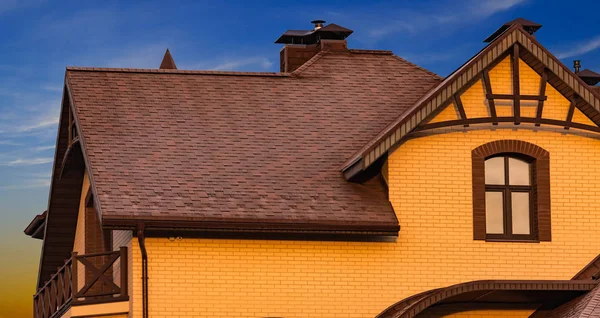 Haus mit Satteldachfenster — Stockfoto