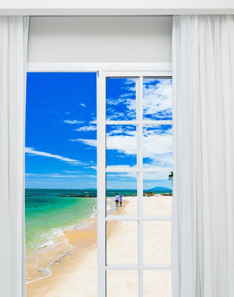 Вікно видом на океан — стокове фото