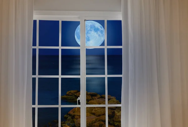 Ventana vista de la luna llena —  Fotos de Stock