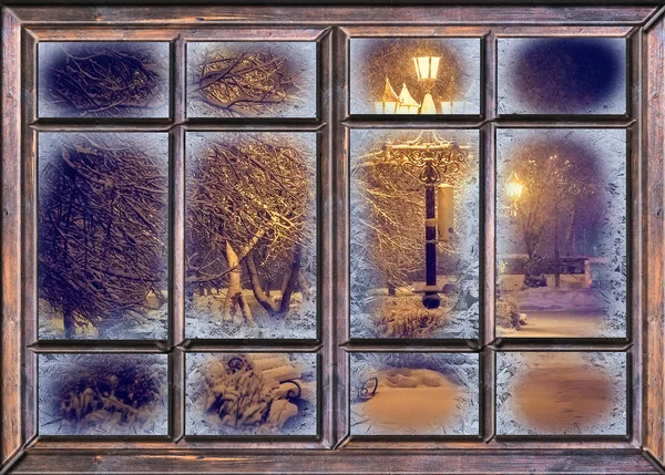 Zamrożone okno widok na noc przed Bożym Narodzeniem — Zdjęcie stockowe