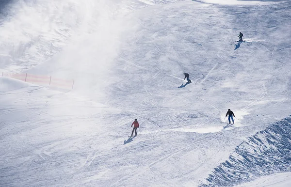 Лыжник спускается с горы — стоковое фото