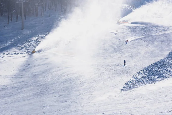 Skiër naar beneden de berg — Stockfoto