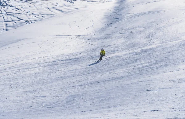Esquiador descendo a montanha — Fotografia de Stock