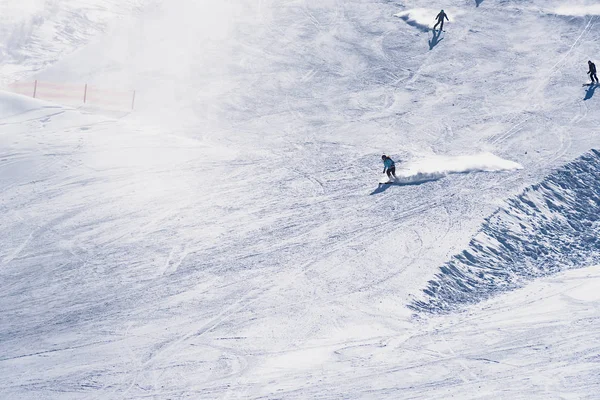 Esquiador bajando la montaña —  Fotos de Stock