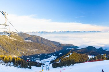 dağlarda bir telesiyej insanlar