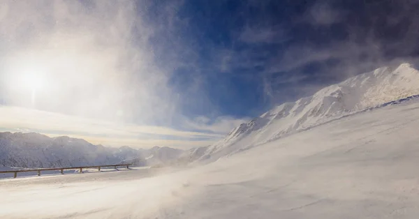 Blizzard des neiges en montagne — Photo