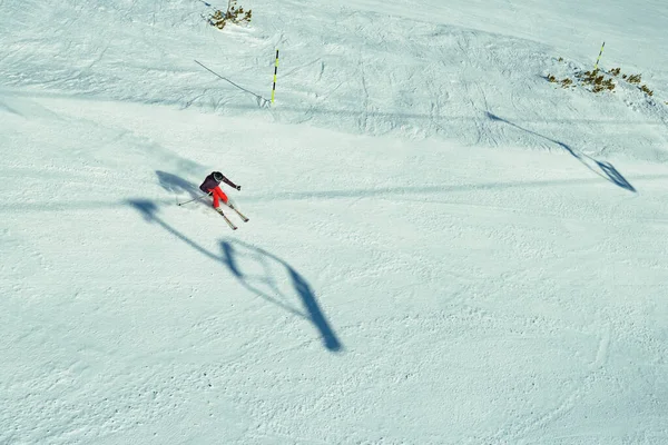 Skiër naar beneden de berg — Stockfoto